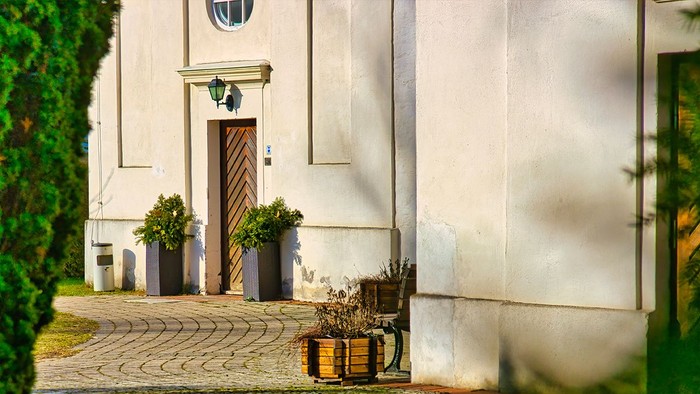 Eingang zur Dorfkirche mit Pflanzen