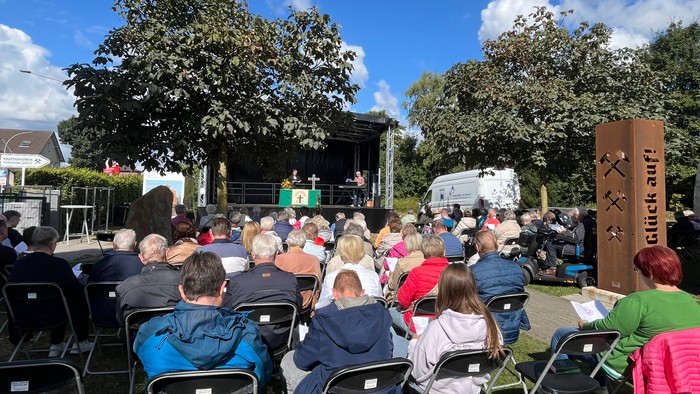 Mit Blick über die Gottesdienstbesucher*innen auf die neue mobile Bühne mit Pfarrer Marcel Freitag und Kirchenmusikerin Maria Nolte.