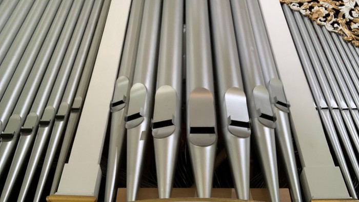 Orgelpfeifen in Kirche