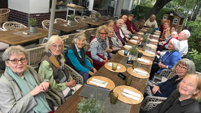 Der Frühstückskreis am Mittwoch, 27. August 2025 in einem Café in Friedenau. Foto: Veronika Wolf