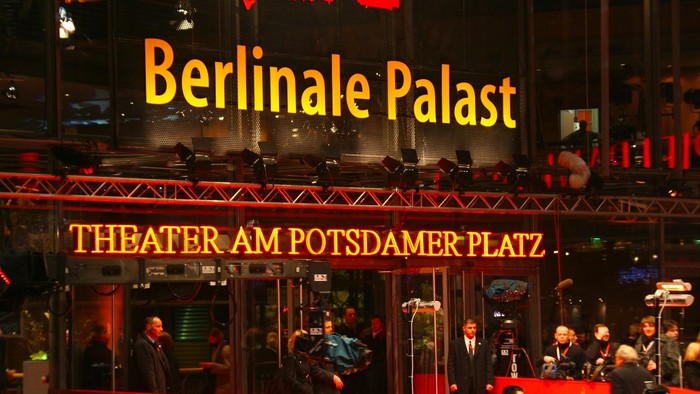 Berlinale-Palast mit Menschenansammlung und Pressekonferenz