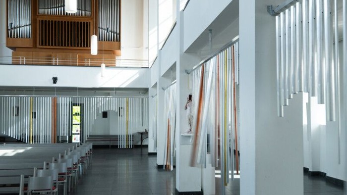 Klangröhren sind wie ein Vorhang in der St. Matthäus-Kirche rund um den Kirchinnenraum angebracht.