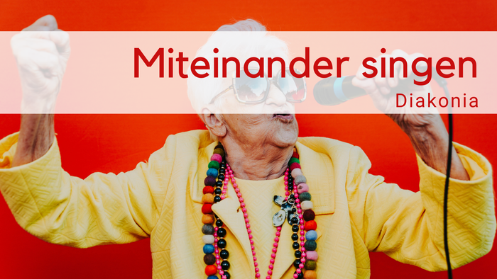 Weißhaarige alte Frau mit cooler Brille, gelbem Oberteil, bunten Ketten singt mit Mirkofon auf rotem HIntergrund