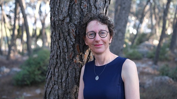 Julia Helmke vor Baum
