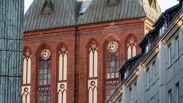 Nikolaikirche zwischen Neubauten im Nikolaiviertel
