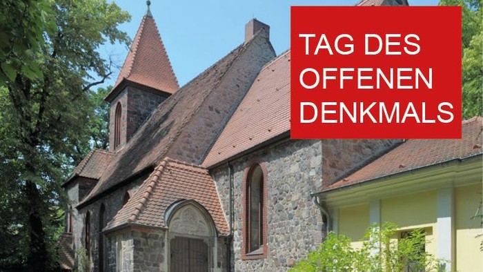Foto der Dorfkirche Britz mit dem Schriftzug