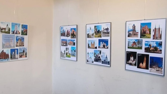 Drei Collagen mit Reisefotos hängen an der Wand