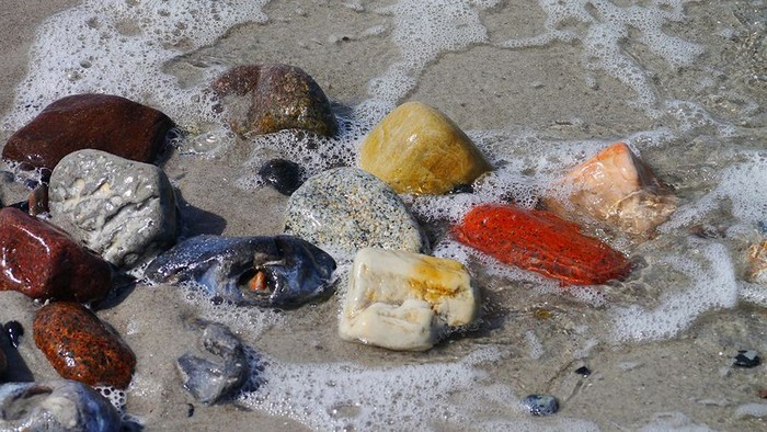 bunte Steine am Strand