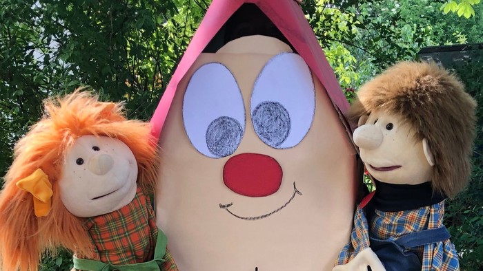 zwei bunte Handpuppen