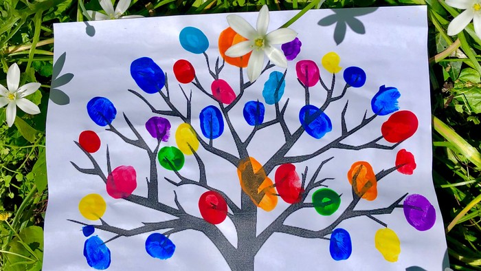 Bunter Baum mit vielen bunten Blättern auf Papier im Garten