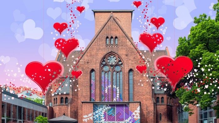 Kirche und viele rote Herzen digital eingefügt