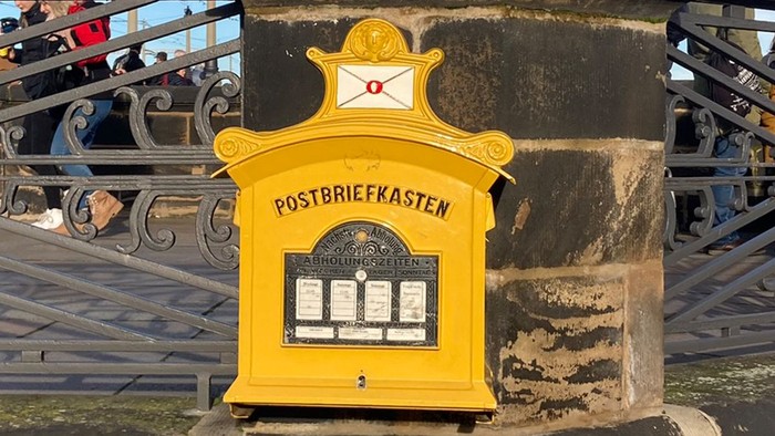 Altmotischer geleber Postbriefkasten