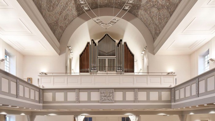 Leere Kirche mit Emporen und Orgel