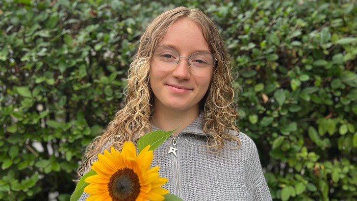Alisa mit Sonnenblume in der Hand