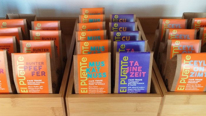 Mehrere Holzregale mit bunten Büchern in Deutsch