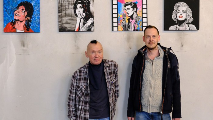 Die Künstler Andy Wiemer (l.) und Sebastian Schmidt aus dem Wohnheim Hustadtring zeigen eine Auswahl ihrer Werke in der Pauluskirche.