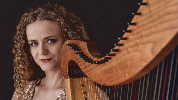 Mariann Mikkelsen giver koncert i Allerslev Kirke med keltisk harpe og sang.