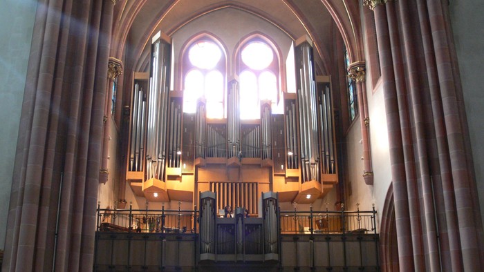 Große Kirchenorgel unter einem hohen Gewölbe
