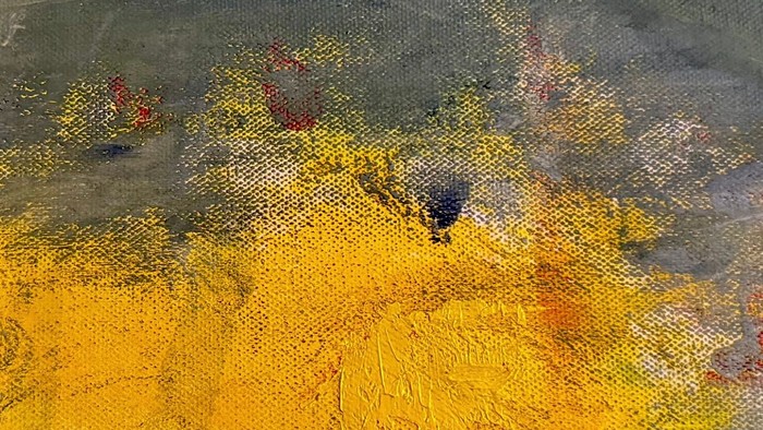 Ein abstraktes Gemälde mit gelben und blauen Farbtönen auf Leinwand