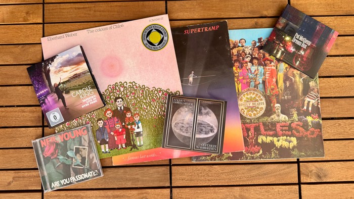 Verschiedene Vinylschallplatten auf einem Holztisch