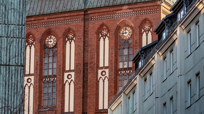 Nikolaikirche zwischen Neubauten im Nikolaiviertel