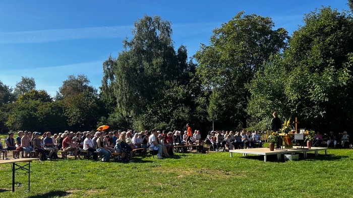 Sommerfest, Menschen am Gottesdienst
