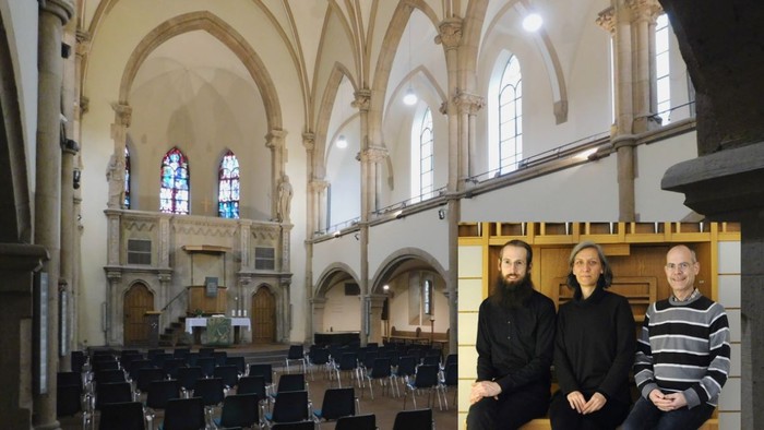 Das Bild zeigt eine Innenansicht der Pauluskirche sowie die drei Musiner:innen.