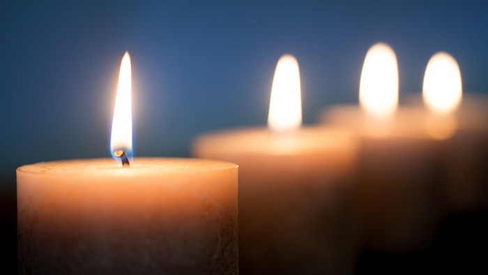 Tre lysende lygter på blå baggrund