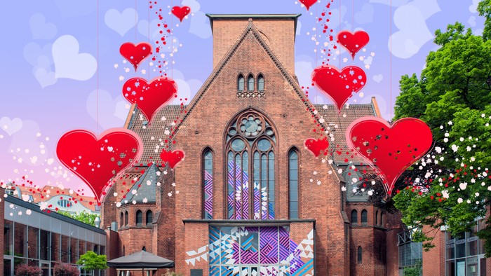 Foto der Genezarethkirche grafisch gestaltet mit Herzen im Hinter- und Vordergrund