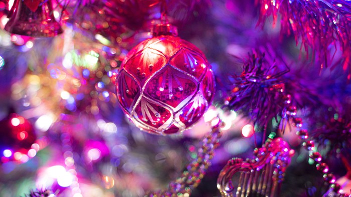 En glitrende rød pyntestjerne på juletree