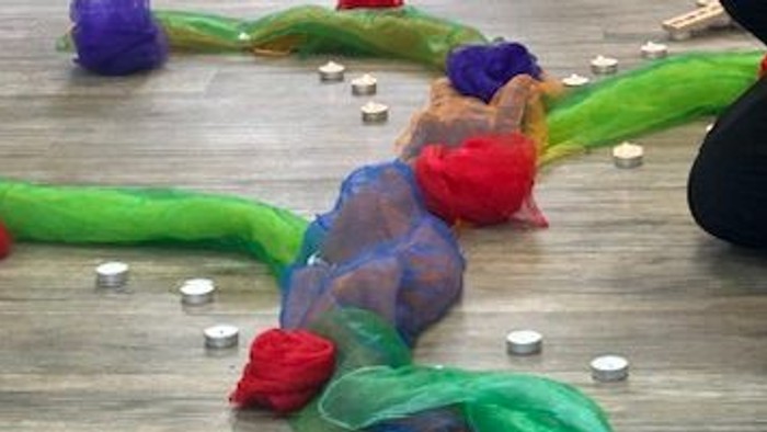 Bunte Tücher und Kerzen auf dem Boden