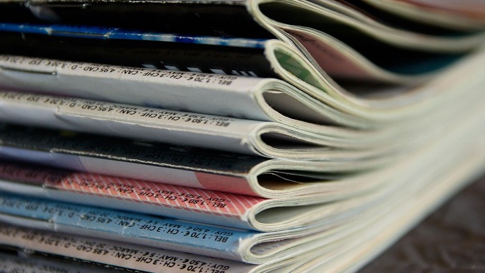 Stapel von Zeitschriften auf einem Tisch