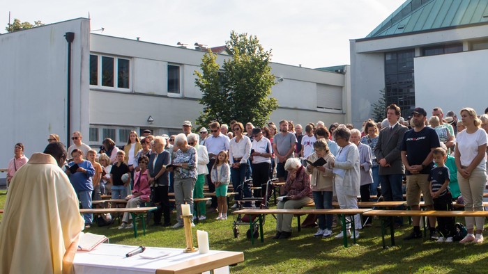 Kirchengemeinde auf der Pfarrwiese
