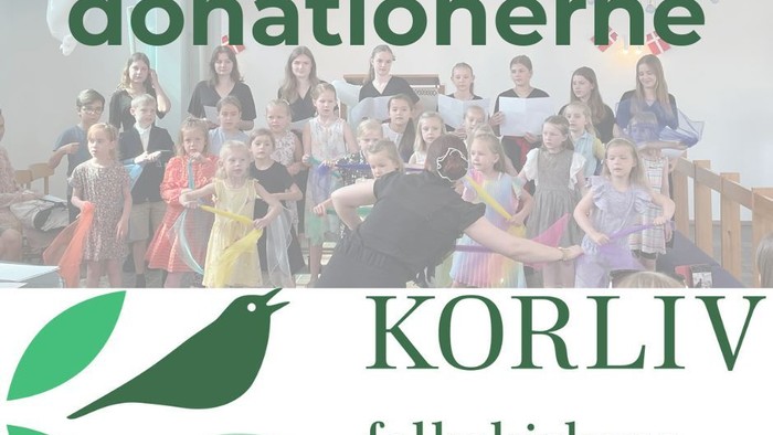 En gruppe børn og voksne samlet til en arrangement, tak for donationer til Korliv