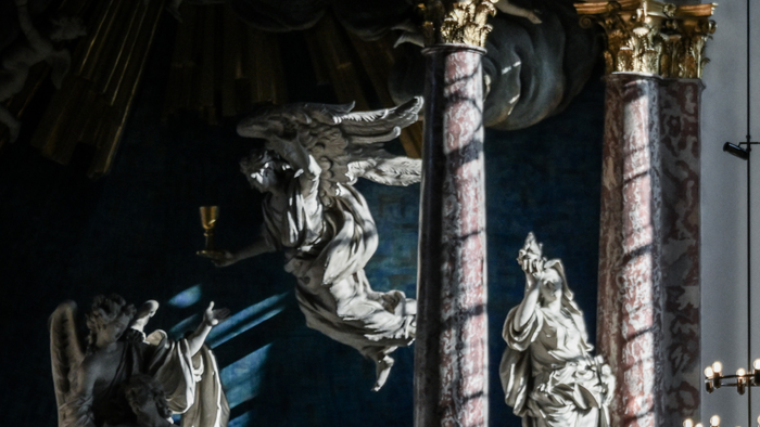 Skulptur af engel i kirke.