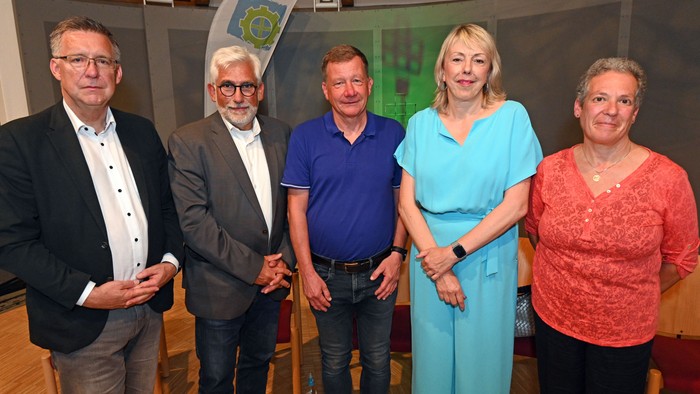 Die Kandidierenden Dr. Andreas Bracke (CDU), Jörg Lukat (SPD/Grüne), Jens Lücking (UWG/Freie Wähler), Susanne Schneider (FDP) und Nadja Zein-Draeger (Stadtgestalter/Volt) (v.l.) stellten sich auf dem Podium den Fragen von Moderator und Publikum