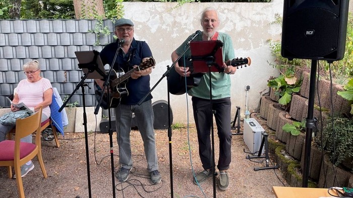 Johannes Romann (links) und Jochen Girulat (rechts) mit ihren Gitarren haben aus einem reichen Liederschatz angestimmt und die mehr als 60 Gäste zum begeisterten Mitsingen bewegt.