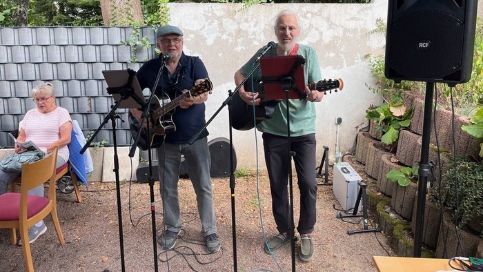 Johannes Romann (links) und Jochen Girulat (rechts) mit ihren Gitarren haben aus einem reichen Liederschatz angestimmt und die mehr als 60 Gäste zum begeisterten Mitsingen bewegt.