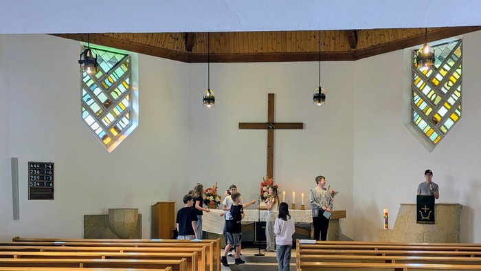 Die Jugendlichen beim Kirchenquizz.