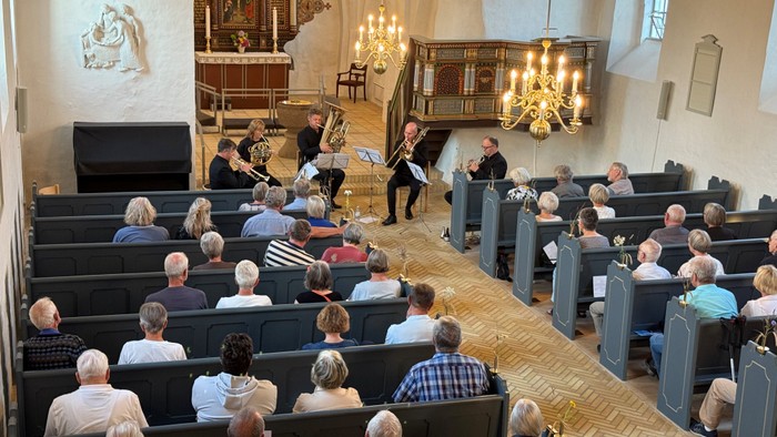 En koncert i kirke med publikum og musikanter