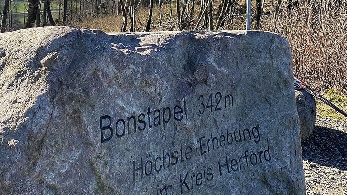 Findling mit Aufschrift Bonstapel 342m