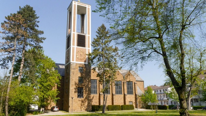 Die Auferstehungskirche in Bad Oeynhausen im Sonnenschein von der Nordseite.