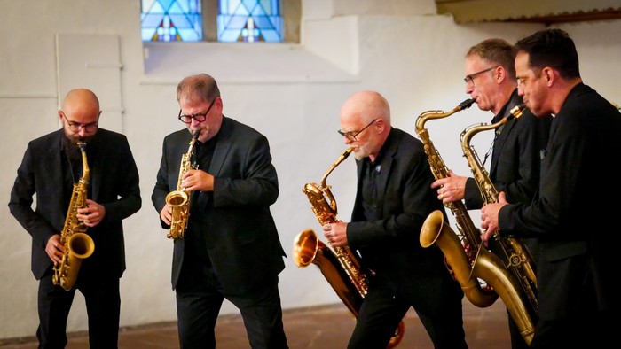 Die fünf Saxophonisten des Quintessence Saxophon Quintets beim Spiel im Altarraum