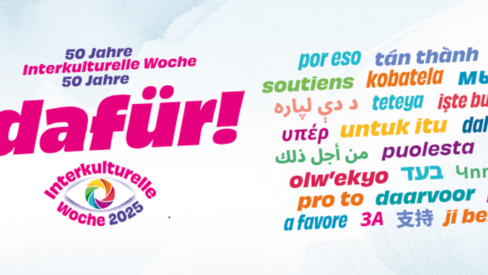 Mit bunter Schrift und in verschiedenen Sprachen lädt das Plakat zur Interkulturellen Woche in Hagen ein.