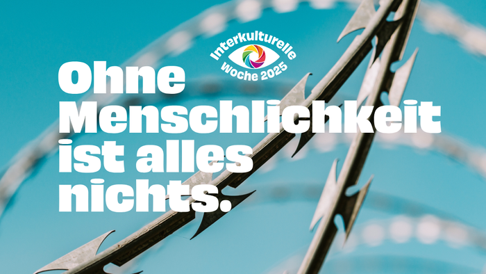 Text vor einem Stacheldraht: 