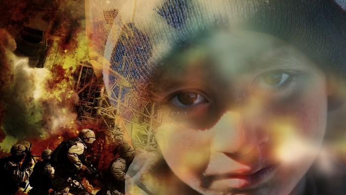 Ein Kind mit Kopftuch vor einem unscharfen Hintergrund.