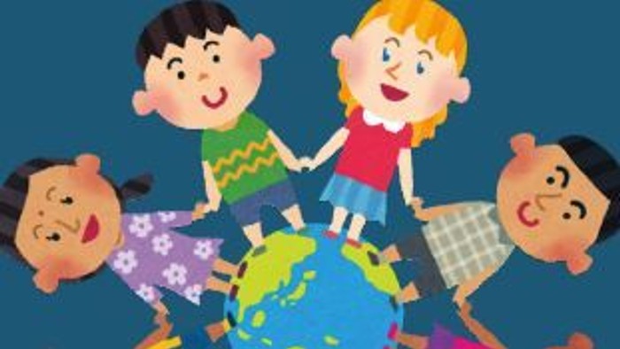 Kinder aus verschiedenen Ländern halten sich an den Händen um die Erde.
