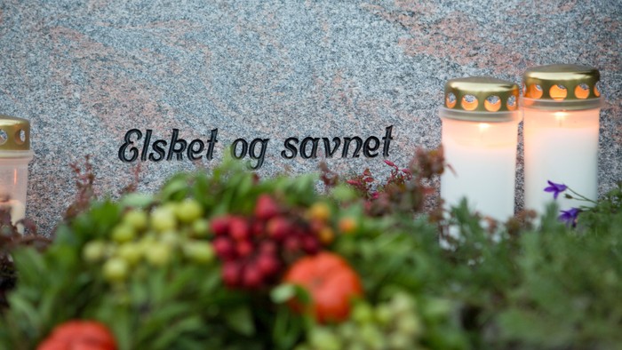 To dage og savnet - Lys og blomster