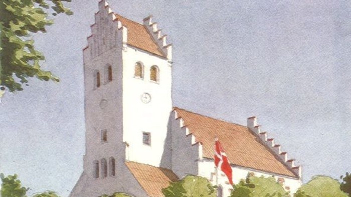 Hvid kirke med klokketårn og røde tag.