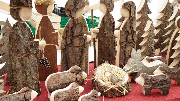 Holzskulpturen einer Krippe mit Maria, Josef und dem Kind Jesus